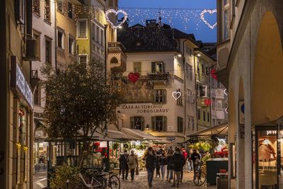 Gut 80 Stände, verteilt in der gesamten Innenstadt, machen Bozen vom 28. November 2024 bis zum 6. Januar 2025 zum Besuchermagneten für Einheimische und Besucher