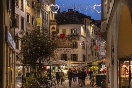Gut 80 Stände, verteilt in der gesamten Innenstadt, machen Bozen vom 28. November 2024 bis zum 6. Januar 2025 zum Besuchermagneten für Einheimische und Besucher