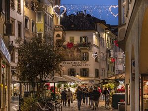 Gut 80 Stände, verteilt in der gesamten Innenstadt, machen Bozen vom 28. November 2024 bis zum 6. Januar 2025 zum Besuchermagneten für Einheimische und Besucher Gut 80 Stände, verteilt in der gesamten Innenstadt, machen Bozen vom 28. November 2024 bis zum 6. Januar 2025 zum Besuchermagneten für Einheimische und Besucher