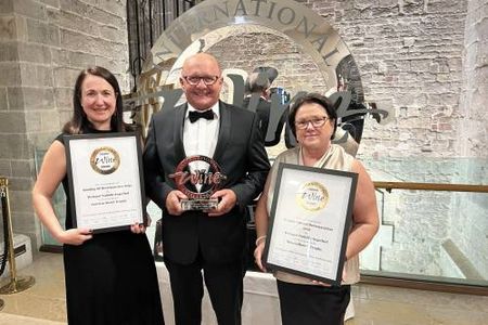 Daniela Salzl-Tschida, Hans Tschida, Lisa Tschida mit Medaille und Trophies