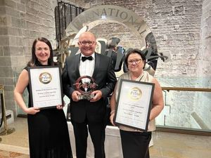 Daniela Salzl-Tschida, Hans Tschida, Lisa Tschida mit Medaille und Trophies Daniela Salzl-Tschida, Hans Tschida, Lisa Tschida mit Medaille und Trophies