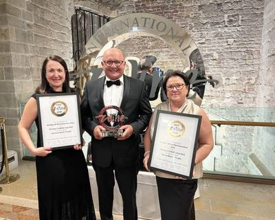Daniela Salzl-Tschida, Hans Tschida, Lisa Tschida mit Medaille und Trophies