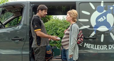 Hervé Riou (Laurent Lafitte) mit seiner Frau Géraldine (India Hair), die sein Verhalten zunehmend daneben findet, aber leider viele Kinder mit ihm hat