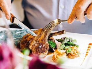 Im Hotel und Campingpark Steiner in Leifers/Südtirol steht Genuss im Mittelpunkt: Gastgeberfamilie Pfeifer lädt regelmäßig zu kulinarischen Entdeckungen und Weinerlebnissen ein Im Hotel und Campingpark Steiner in Leifers/Südtirol steht Genuss im Mittelpunkt: Gastgeberfamilie Pfeifer lädt regelmäßig zu kulinarischen Entdeckungen und Weinerlebnissen ein