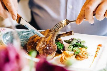 Im Hotel und Campingpark Steiner in Leifers/Südtirol steht Genuss im Mittelpunkt: Gastgeberfamilie Pfeifer lädt regelmäßig zu kulinarischen Entdeckungen und Weinerlebnissen ein