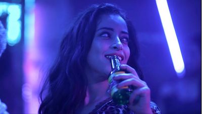 Touda (Nisrin Erradi) animiert Gäste, ihr Drinks auszugeben
