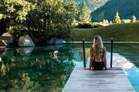 Im In- und Outdoor-Spa des Hotel Jungbrunn kommen Gäste zur Ruhe und lassen die Tiroler Bergwelt auf sich wirken