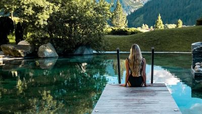 Im In- und Outdoor-Spa des Hotel Jungbrunn kommen Gäste zur Ruhe und lassen die Tiroler Bergwelt auf sich wirken