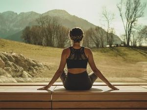 Mit Blick auf die Berchtesgadener Bergwelt kommen Gäste im 1.500 Quadratmeter großen Artemacur Spa des Wellnesshotels Klosterhof in Bad Reichenhalls Nachbargemeinde Bayerisch Gmain zur Ruhe Mit Blick auf die Berchtesgadener Bergwelt kommen Gäste im 1.500 Quadratmeter großen Artemacur Spa des Wellnesshotels Klosterhof in Bad Reichenhalls Nachbargemeinde Bayerisch Gmain zur Ruhe