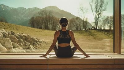 Mit Blick auf die Berchtesgadener Bergwelt kommen Gäste im 1.500 Quadratmeter großen Artemacur Spa des Wellnesshotels Klosterhof in Bad Reichenhalls Nachbargemeinde Bayerisch Gmain zur Ruhe