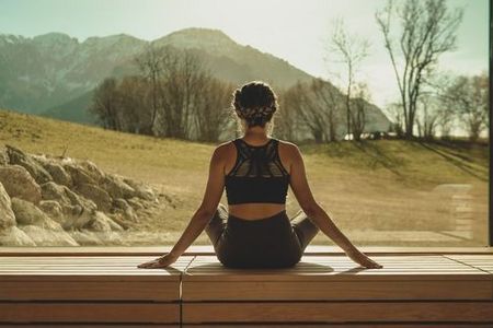 Mit Blick auf die Berchtesgadener Bergwelt kommen Gäste im 1.500 Quadratmeter großen Artemacur Spa des Wellnesshotels Klosterhof in Bad Reichenhalls Nachbargemeinde Bayerisch Gmain zur Ruhe
