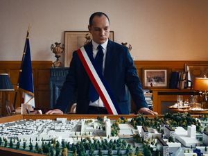 Pierre Forges (Alexis Manenti) wird vorübergehend zum Bürgermeister ernannt Pierre Forges (Alexis Manenti) wird vorübergehend zum Bürgermeister ernannt