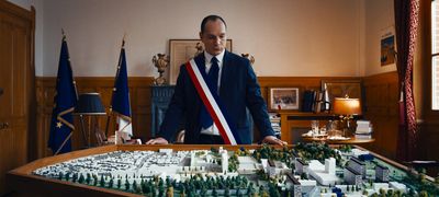 Pierre Forges (Alexis Manenti) wird vorübergehend zum Bürgermeister ernannt
