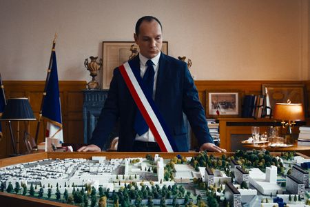 Pierre Forges (Alexis Manenti) wird vorübergehend zum Bürgermeister ernannt