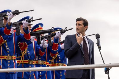 Als George (Fares Fares) bei einer Militärparade dem Präsidenten huldigt, zückt die Leibgarde plötzlich ihre Waffen