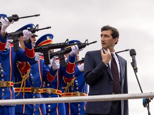 Als George (Fares Fares) bei einer Militärparade dem Präsidenten huldigt, zückt die Leibgarde plötzlich ihre Waffen Als George (Fares Fares) bei einer Militärparade dem Präsidenten huldigt, zückt die Leibgarde plötzlich ihre Waffen