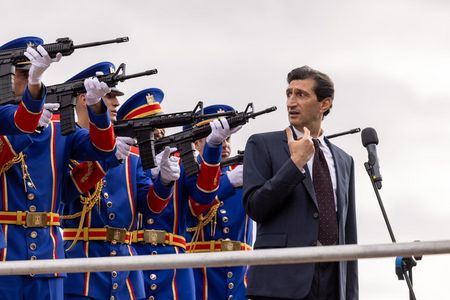 Als George (Fares Fares) bei einer Militärparade dem Präsidenten huldigt, zückt die Leibgarde plötzlich ihre Waffen