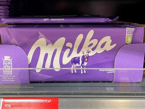 Der Negativpreis "Goldener Windbeutel" der Verbraucherorganisation Foodwatch geht in diesem Jahr an die Milka Alpenmilch-Schokolade Der Negativpreis "Goldener Windbeutel" der Verbraucherorganisation Foodwatch geht in diesem Jahr an die Milka Alpenmilch-Schokolade