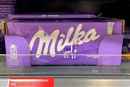 Der Negativpreis "Goldener Windbeutel" der Verbraucherorganisation Foodwatch geht in diesem Jahr an die Milka Alpenmilch-Schokolade