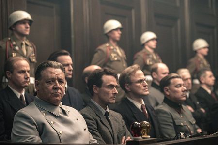 Die verbliebenen NS-Hauptkriegsverbrecher stehen in Nürnberg vor Gericht, darunter Hermann Göring (Russell Crowe, links unten) und Rudolf Heß (Andreas Pietschmann, daneben)