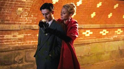 Marty (Timothée Chalamet) ist für die Schauspielerin und Industriellengattin Kay (Gwyneth Paltrow) eine willkommende Ablenkung von ihrer unglücklichen Ehe