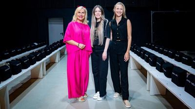 Berlin Fashion Week 2025: v. l. n. r. Sonja Sophie Ultsch, Geschäftsführerin harry’s home hotels & apartments; Rebekka Ruetz, Modedesignerin und Valentina Ultsch, Prokuristin und Head of HR bei harry’s home hotels & apartments