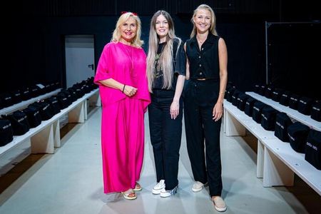 Berlin Fashion Week 2025: v. l. n. r. Sonja Sophie Ultsch, Geschäftsführerin harry’s home hotels & apartments; Rebekka Ruetz, Modedesignerin und Valentina Ultsch, Prokuristin und Head of HR bei harry’s home hotels & apartments