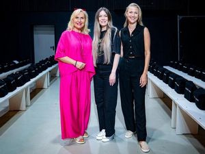 Berlin Fashion Week 2025: v. l. n. r. Sonja Sophie Ultsch, Geschäftsführerin harry’s home hotels & apartments; Rebekka Ruetz, Modedesignerin und Valentina Ultsch, Prokuristin und Head of HR bei harry’s home hotels & apartments