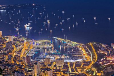 Blick über das nächtliche Monaco während der Yacht Show 
