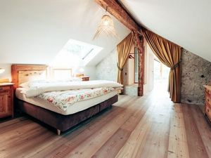 Im Gschnoferhof im Weindorf Terlan mit seinen historischen Deckenbalken, abgeschliffenen Holzdielen und antiken Möbeln fühlen sich Gäste wie in einem vergangenen Jahrhundert Im Gschnoferhof im Weindorf Terlan mit seinen historischen Deckenbalken, abgeschliffenen Holzdielen und antiken Möbeln fühlen sich Gäste wie in einem vergangenen Jahrhundert