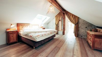 Im Gschnoferhof im Weindorf Terlan mit seinen historischen Deckenbalken, abgeschliffenen Holzdielen und antiken Möbeln fühlen sich Gäste wie in einem vergangenen Jahrhundert