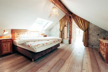 Im Gschnoferhof im Weindorf Terlan mit seinen historischen Deckenbalken, abgeschliffenen Holzdielen und antiken Möbeln fühlen sich Gäste wie in einem vergangenen Jahrhundert