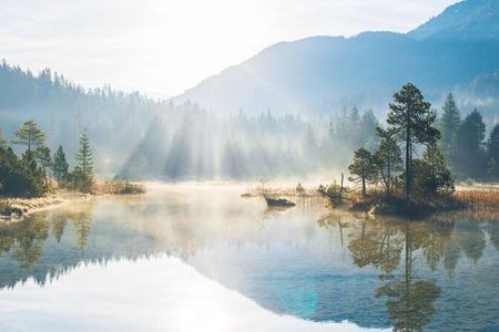 Der Lechweg führt direkt am Riedener See oberhalb von Reutte/Tirol vorbei. Er beherbergt seltene und unter Naturschutz stehende Arten wie Bileks Azurjungfer, eine Libellenart