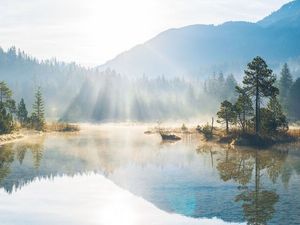 Der Lechweg führt direkt am Riedener See oberhalb von Reutte/Tirol vorbei. Er beherbergt seltene und unter Naturschutz stehende Arten wie Bileks Azurjungfer, eine Libellenart Der Lechweg führt direkt am Riedener See oberhalb von Reutte/Tirol vorbei. Er beherbergt seltene und unter Naturschutz stehende Arten wie Bileks Azurjungfer, eine Libellenart