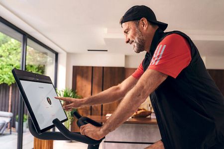 Jürgen Klopp hält sich mit Peloton-Geräten fit
