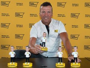 Begeistert von seinem Ebenbild ist Lothar Matthäus