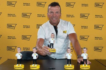 Begeistert von seinem Ebenbild ist Lothar Matthäus