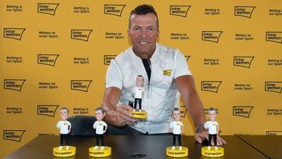 Begeistert von seinem Ebenbild ist Lothar Matthäus