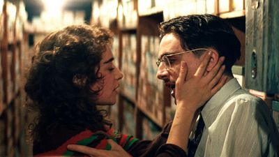 Marty (Timothée Chalamet) hat eine heimliche Affäre mit seiner verheirateten Jugendfreundin Rachel (Odessa A’zion)