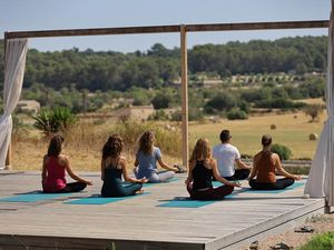 Indigourlaubs Son Manera Retreat Finca im Herzen Mallorcas bietet vielfältige Themenprogramme unter professioneller Anleitung wie Yoga, Meditation und Qi Gong für mehr Mut zum Ich Sein