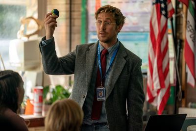 Der Molekularbiologe Ryland Grace (Ryan Gosling) arbeitet als Lehrer an einer Mittelschule