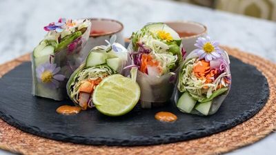 Spargel, Avocado, Salat, Karotten und Minze füllen die veganen Sommerrollen des Centara Reserve Samui, serviert mit einer süß-feurigen Erdnuss-Chili-Soße