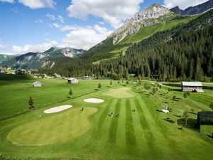 Golf in Lech am Arlberg ist kein Wettkampf gegen die Zeit, sondern ein bewusstes Naturerlebnis. Golf in Lech am Arlberg ist kein Wettkampf gegen die Zeit, sondern ein bewusstes Naturerlebnis.