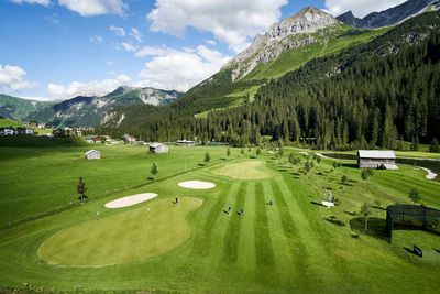 Golf in Lech am Arlberg ist kein Wettkampf gegen die Zeit, sondern ein bewusstes Naturerlebnis.