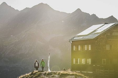Ehrliche Tiroler Küche – auf 2.375 Metern genießen Alpinisten in der St. Antoner Edmund Graf Hütte fast ausschließlich regionale und teils sogar eigens angebaute Lebensmittel mit Blick auf die Verwallgruppe