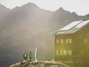 Ehrliche Tiroler Küche – auf 2.375 Metern genießen Alpinisten in der St. Antoner Edmund Graf Hütte fast ausschließlich regionale und teils sogar eigens angebaute Lebensmittel mit Blick auf die Verwallgruppe Ehrliche Tiroler Küche – auf 2.375 Metern genießen Alpinisten in der St. Antoner Edmund Graf Hütte fast ausschließlich regionale und teils sogar eigens angebaute Lebensmittel mit Blick auf die Verwallgruppe