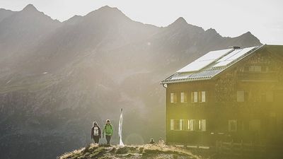 Ehrliche Tiroler Küche – auf 2.375 Metern genießen Alpinisten in der St. Antoner Edmund Graf Hütte fast ausschließlich regionale und teils sogar eigens angebaute Lebensmittel mit Blick auf die Verwallgruppe
