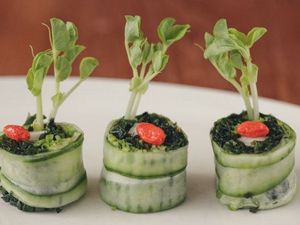 Speisen wie die „Signature Detox Rolls“ gehören zum pflanzlichen Ernährungskonzept des Detox-Programms im thailändischen Kamalaya Speisen wie die „Signature Detox Rolls“ gehören zum pflanzlichen Ernährungskonzept des Detox-Programms im thailändischen Kamalaya