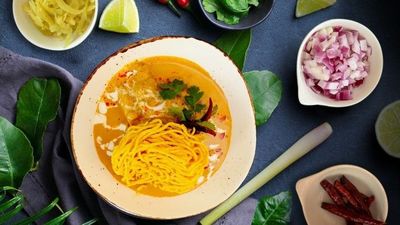 Ingwer, Betelblätter, Chili: Diese Zutaten sind das Herzstück der thailändischen Küche. Ob cremige Currys oder knuspriger Fisch – beim Nachkochen holen sich nicht nur Centara-Gäste das Urlaubsfeeling nach Hause