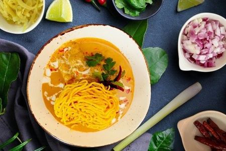 Ingwer, Betelblätter, Chili: Diese Zutaten sind das Herzstück der thailändischen Küche. Ob cremige Currys oder knuspriger Fisch – beim Nachkochen holen sich nicht nur Centara-Gäste das Urlaubsfeeling nach Hause